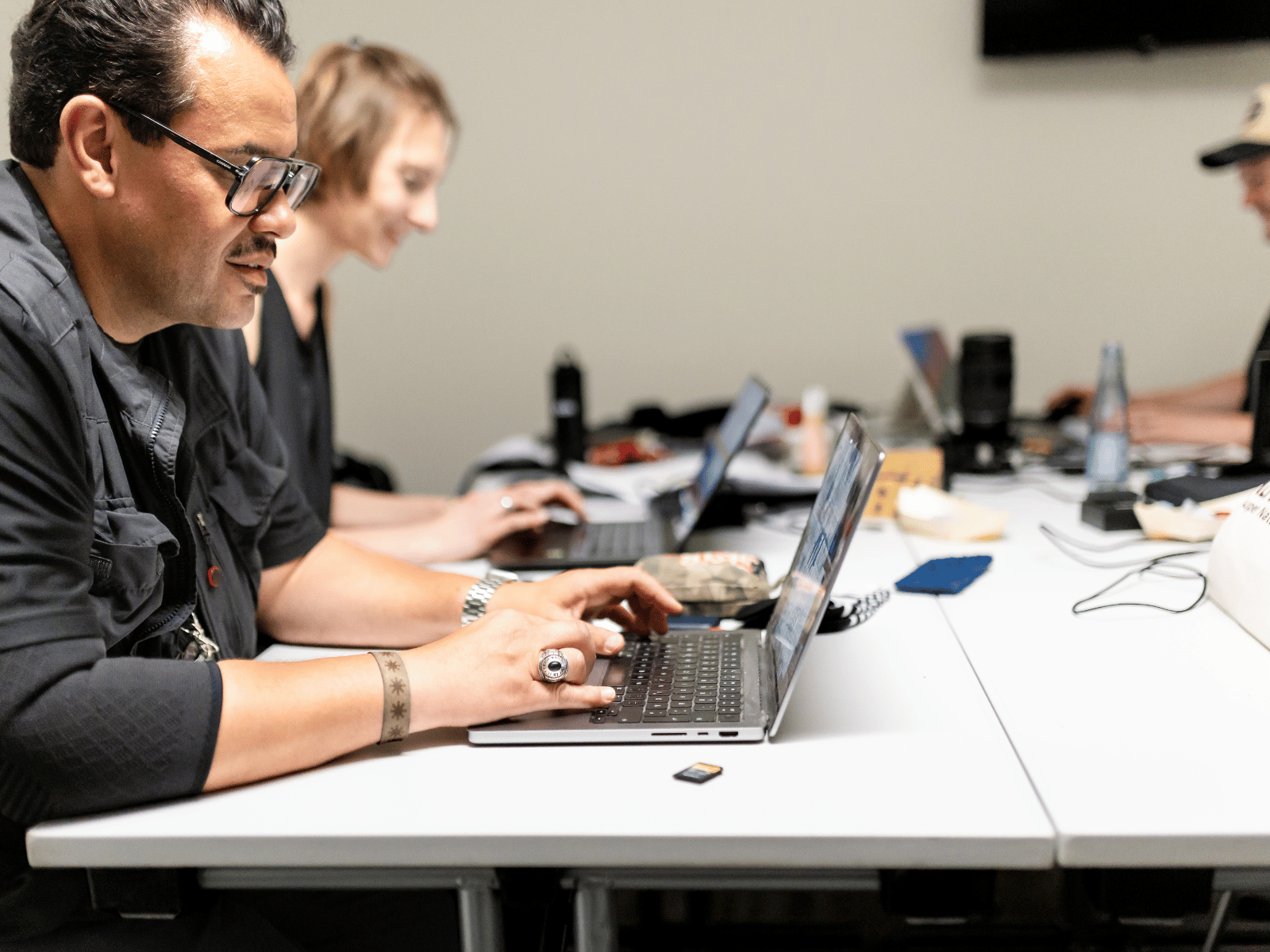 Workshop-Teilnehmer arbeiten gemeinsam an Laptops – Telefonakquise und Online-Marketing