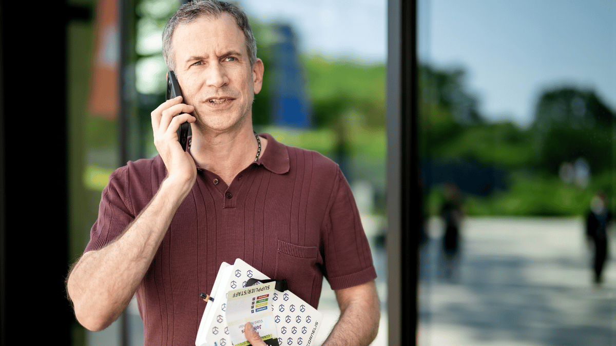 Geschäftsperson am Telefon im Außenbereich – Ratgeber Telefonakquise